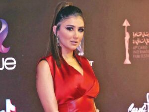 مي عمر، اطلالة جذابة لمي عمر، الفنانة مي عمر، تألق مي عمر، مي عمر وزجها