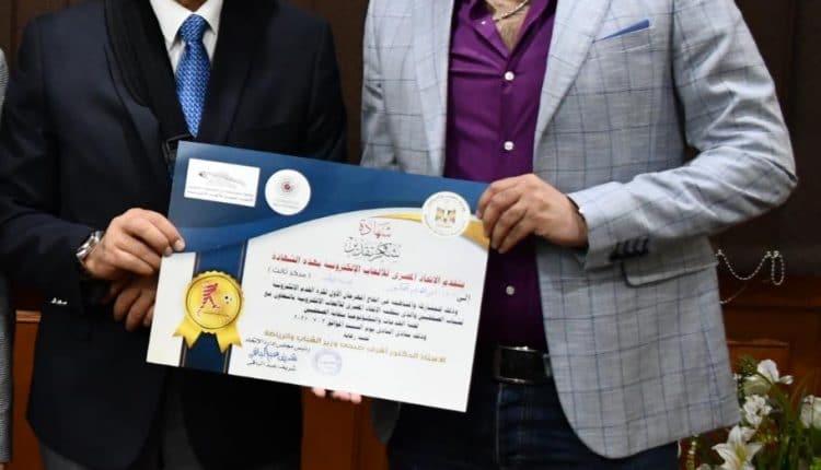 وزير الشباب والرياضة يكرم إبراهيم مدكور لتتويجه ببرونزية الألعاب الإلكترونية