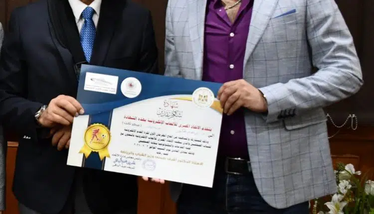 وزير الشباب والرياضة يكرم إبراهيم مدكور لتتويجه ببرونزية الألعاب الإلكترونية