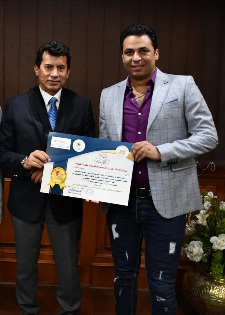 وزير الشباب والرياضة يكرم إبراهيم مدكور لتتويجه ببرونزية الألعاب الإلكترونية