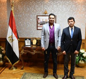 وزير الشباب والرياضة يكرم إبراهيم مدكور لتتويجه ببرونزية الألعاب الإلكترونية