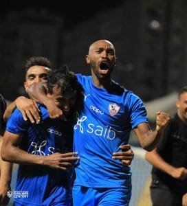 ملخص واهداف مباراة الزمالك وسيراميكا كليوباترا حقق الزمالك، فوز غالي علي سيراميكا كليوباترا، بهدفين مقابل هدف وحيد في المباراة التي جمعت الفريقين ضمن منافسات الدوري المصري. لينجح الزمالك، في حصد ثلاث نقاط جديدة وغالية تقربه بقوة من التتويج بلقب الدوري الموسم الحالي بعد ان انفرد بالصدارة برصيد 76 نقطة بينما ياتي الاهلي، في المركز الثاني برصيد 72 نقطة. افتتح فريق سيراميكا، اهداف المباراة في شباك محمد ابوجبل، قبل ان ينجح اشرف بن شرقي، من العودة للزمالك ، بهدف التعادل فب الدقيقة 45 من زمن المباراة. ليواصل الزمالكن السيطرة علي مجريات المباراة وفرض طريقة اللعب علي سيراميكا، وينجح احمد سيد زيزو، في الحصول علي ركلة جزاء يحتسبها محمد الحنفي، حكم المباراة بقرارمن حكام الفيديو. يسجل زيزو، هدف التقدم وهدف الفوز بنقاط المباراة الثلاثة علي حساب سيراميكا
