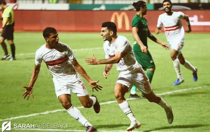 ملخص واهداف مباراة الزمالك وسيراميكا كليوباترا حقق الزمالك، فوز غالي علي سيراميكا كليوباترا، بهدفين مقابل هدف وحيد في المباراة التي جمعت الفريقين ضمن منافسات الدوري المصري. لينجح الزمالك، في حصد ثلاث نقاط جديدة وغالية تقربه بقوة من التتويج بلقب الدوري الموسم الحالي بعد ان انفرد بالصدارة برصيد 76 نقطة بينما ياتي الاهلي، في المركز الثاني برصيد 72 نقطة. افتتح فريق سيراميكا، اهداف المباراة في شباك محمد ابوجبل، قبل ان ينجح اشرف بن شرقي، من العودة للزمالك ، بهدف التعادل فب الدقيقة 45 من زمن المباراة. ليواصل الزمالكن السيطرة علي مجريات المباراة وفرض طريقة اللعب علي سيراميكا، وينجح احمد سيد زيزو، في الحصول علي ركلة جزاء يحتسبها محمد الحنفي، حكم المباراة بقرارمن حكام الفيديو. يسجل زيزو، هدف التقدم وهدف الفوز بنقاط المباراة الثلاثة علي حساب سيراميكا