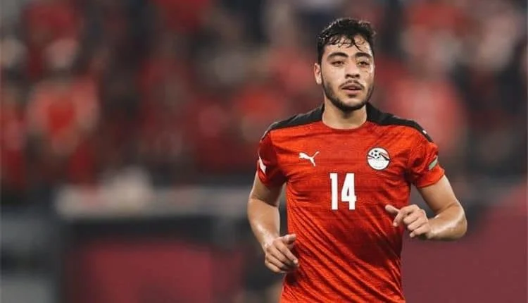 أكرم توفيق يكشف عن تفاصيل رسالة محمد صلاح بعد الإصابة مع منتخب مصر أكد أكرم توفيق الظهير الأيمن للفريق الأول لكرة القدم بالنادي الأهلي ومنتخب مصر أن محمد صلاح قائد المنتخب الوطني تحدث معه عقب الإصابة مع الفراعنة أمام منتخب مصر ضمن مباريات كأس الأمم الأفريقية. وقال أكرم توفيق لاعب الفريق الأول لكرة القدم بالنادي الأهلي ومنتخب مصر فى تصريحات عبر برنامج أوضة اللبس مع شادي محمد المذاع على قناة النهار:" محمد صلاح تواصل معي وحثني على العودة إلي الملاعب سريعًا، ولكن بالتركيز خلال فترة العلاج من الإصابة، وقال لي أن الإصابة قدر ومن الممكن أن تحدث لأي لاعب فى سن صغير ولكن لابد من العلاج بشكل جيد من أجل العودة للملاعب بقوة". وأضاف:" أنا عدت لمصر اليوم، والفترة المقبلة أسافر إلي قطر من أجل استكمال البرنامج العلاجي ثم أري رأي الطبيب من أجل العودة إلي القاهرة". وتابع:" أتمني العودة للملاعب وأشارك مع للنادي الأهلي ومنتخب مصر ولكن الحمد لله على كل شئ، والفترة المقبلة انتظم فى برنامجي العلاجي من أجل العودة إلى الملاعب.