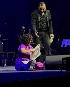 لحظة سقوط شرين عبدالوهاب على خسبة المسرح