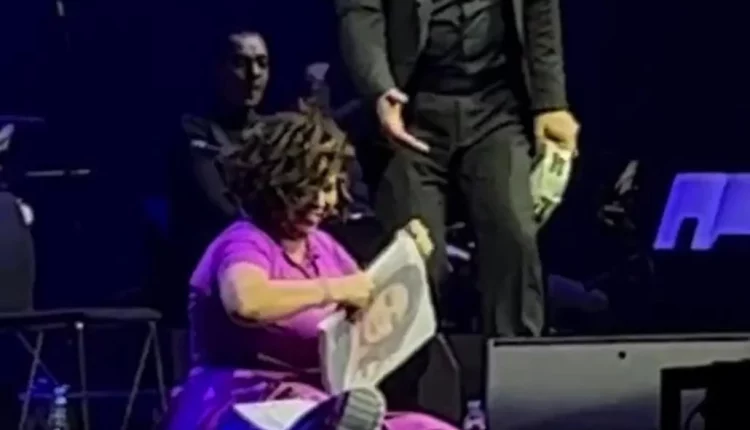 لحظة سقوط شرين عبدالوهاب على خسبة المسرح