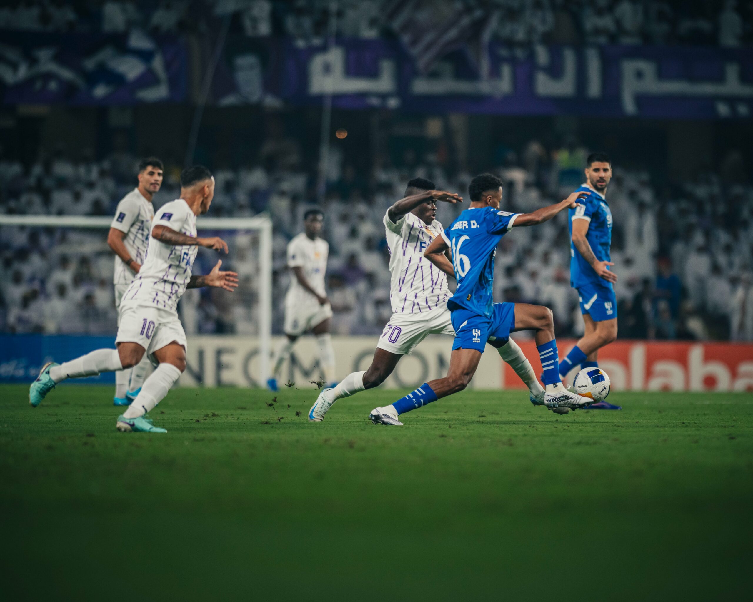العين والهلال ف scaled