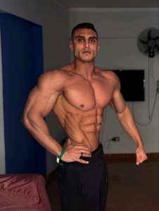 محمود حسام بطل إفريقيا ماسكلر فيزيك المتوج بالذهب في كمال الأجسام 