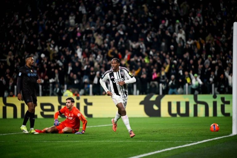 TURIN, ITALY - JANUARY 25: Andrea Cambiaso of Juventus runs with the ball during the Serie A match between Juventus FC and SSC Napoli at Juventus Stadium on January 25, 2026 in Turin, Italy. (Photo by Daniele Badolato - Juventus FC/Juventus FC via Getty Images)