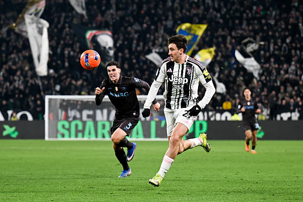 فيديو.. يوفنتوس يعمق جراح نابولي بثلاثية في الدوري الايطالي 4 TURIN, ITALY - JANUARY 25: Andrea Cambiaso of Juventus runs with the ball during the Serie A match between Juventus FC and SSC Napoli at Juventus Stadium on January 25, 2026 in Turin, Italy. (Photo by Daniele Badolato - Juventus FC/Juventus FC via Getty Images)