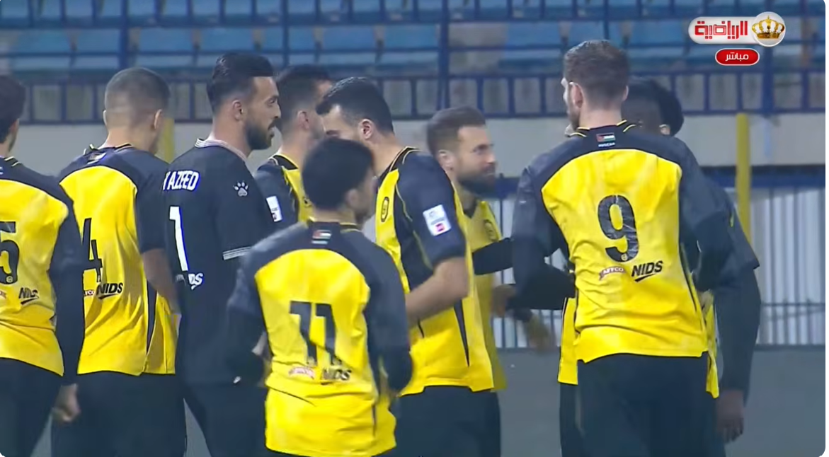 بالفيديو.. الحسين يتربع على صدارة الدوري الاردني بخماسية 5 حقق الحسين فوزا كبير 5-2 على البقعة وانفرد بصدارة الدوري الاردني لكرة القدم