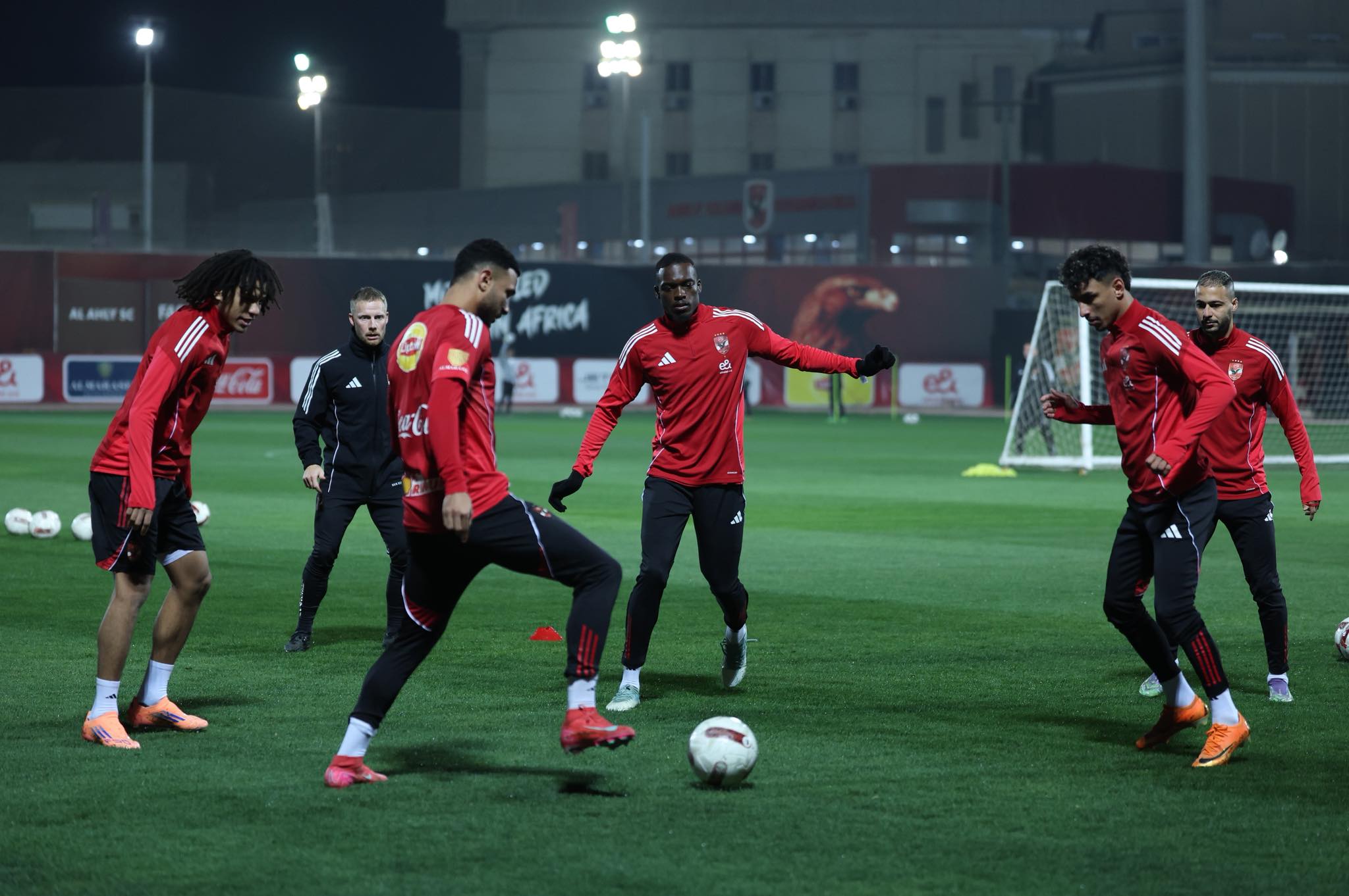 الخطيب يظهر العين الحمراء للاعبي الاهلي 2 الخطيب رئيس النادي الاهلي يجتمع مع لاعبي الفريق وتحذير من فقدان النقاط